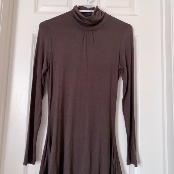 New Le Chateau soft Lightweight Turtleneck Long Sleeves Swing Dress - Picture 3 of 5